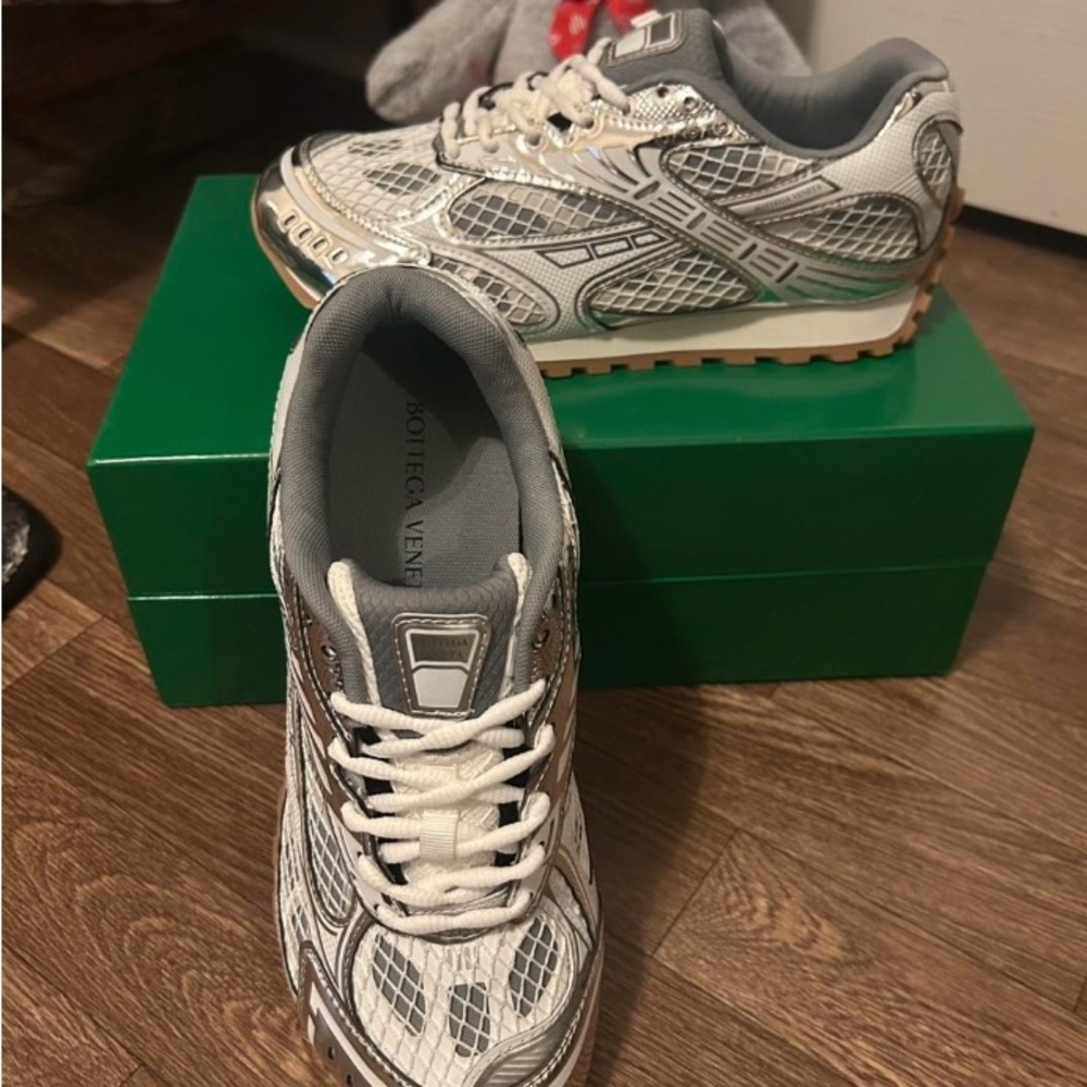 Bottega Veneta White and Silver Sneakers 🩶🤍